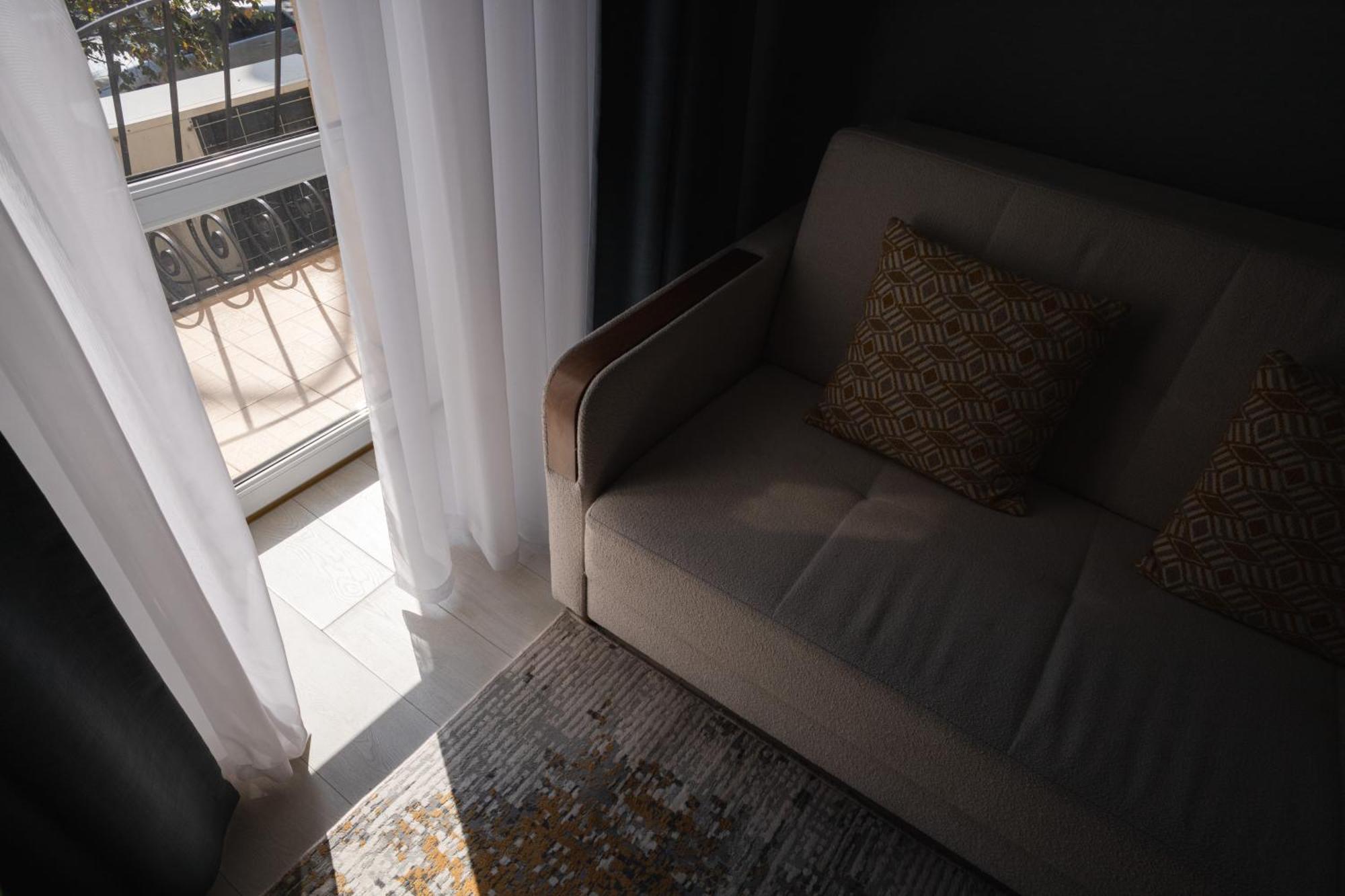Resident Hotel Gogol Алма Ата Екстериор снимка
