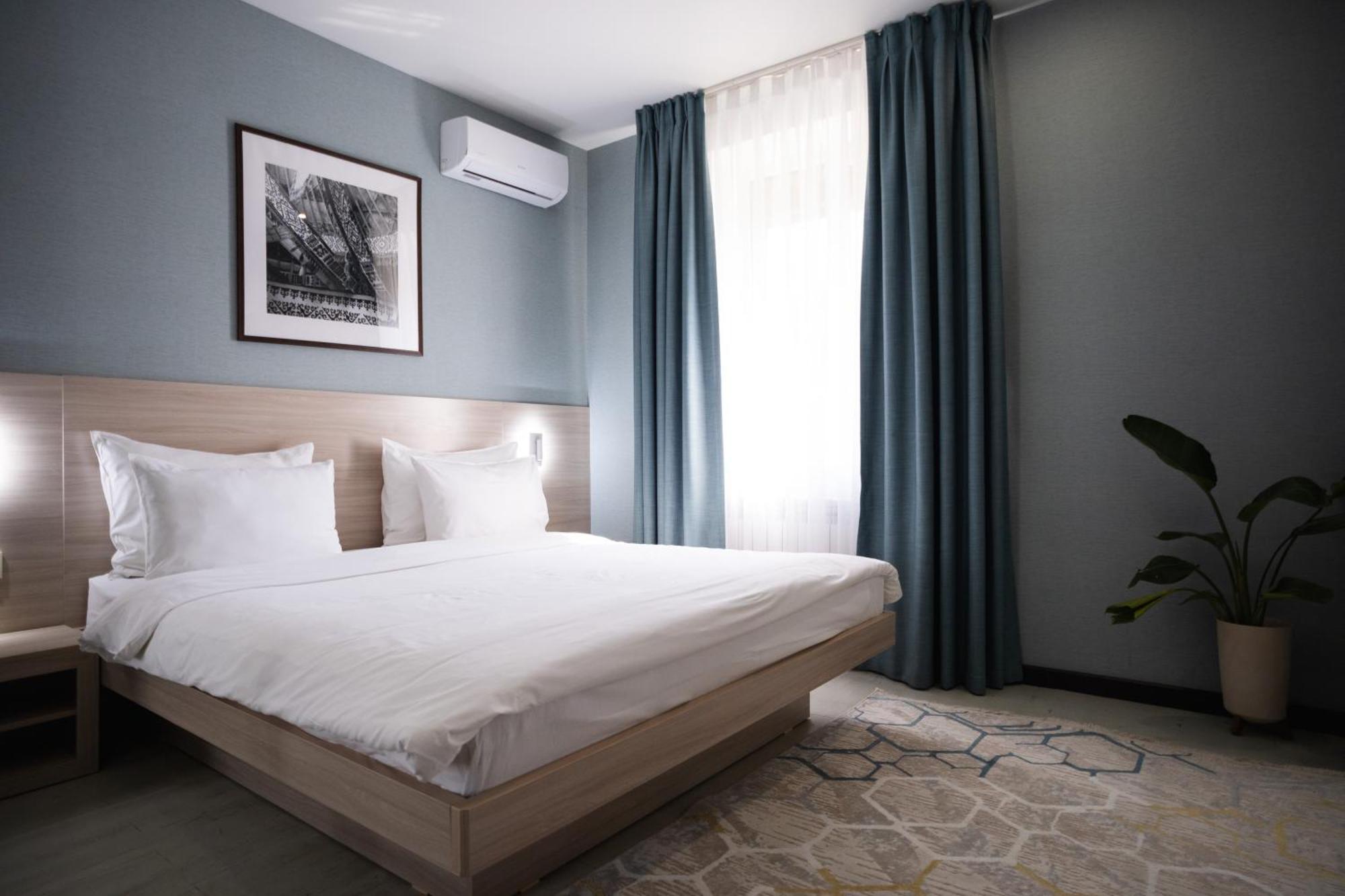 Resident Hotel Gogol Алма Ата Екстериор снимка