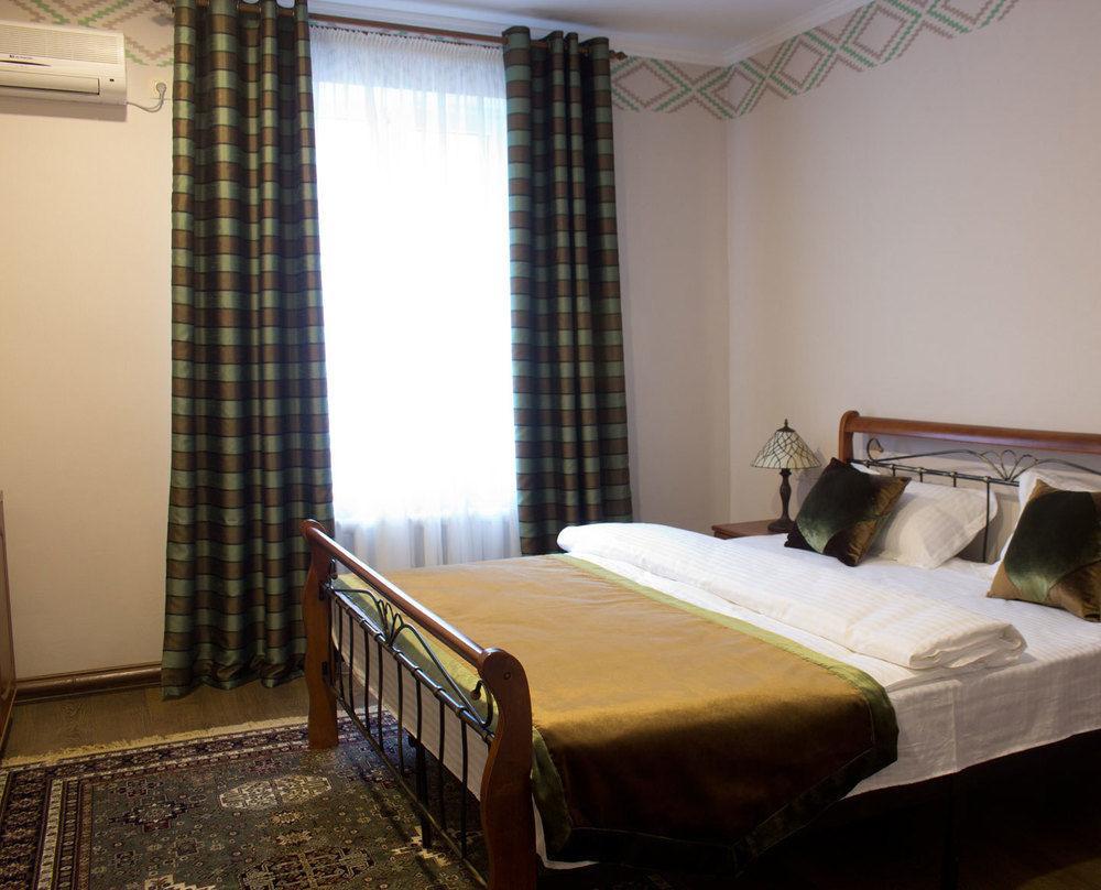 Resident Hotel Gogol Алма Ата Екстериор снимка