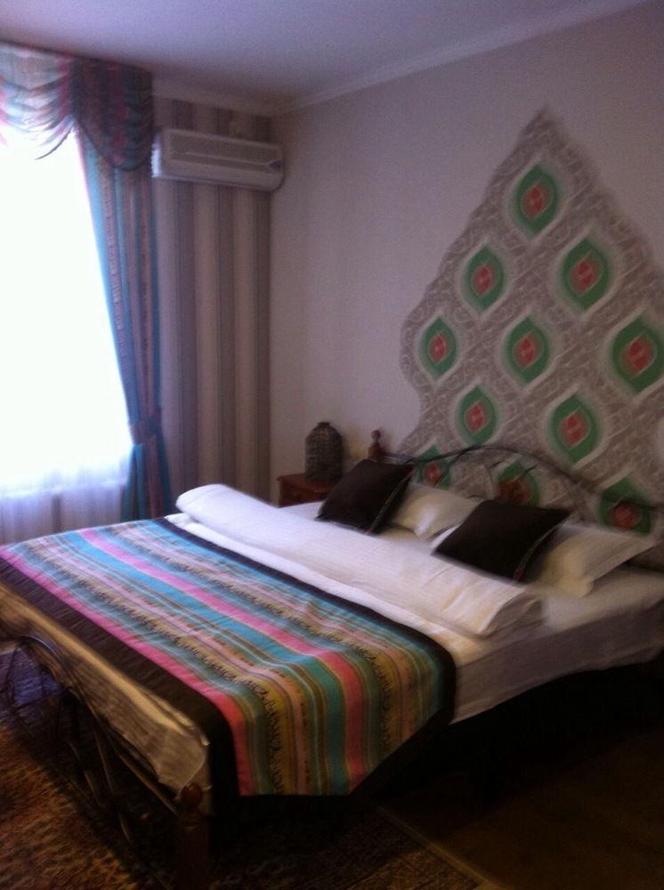 Resident Hotel Gogol Алма Ата Екстериор снимка